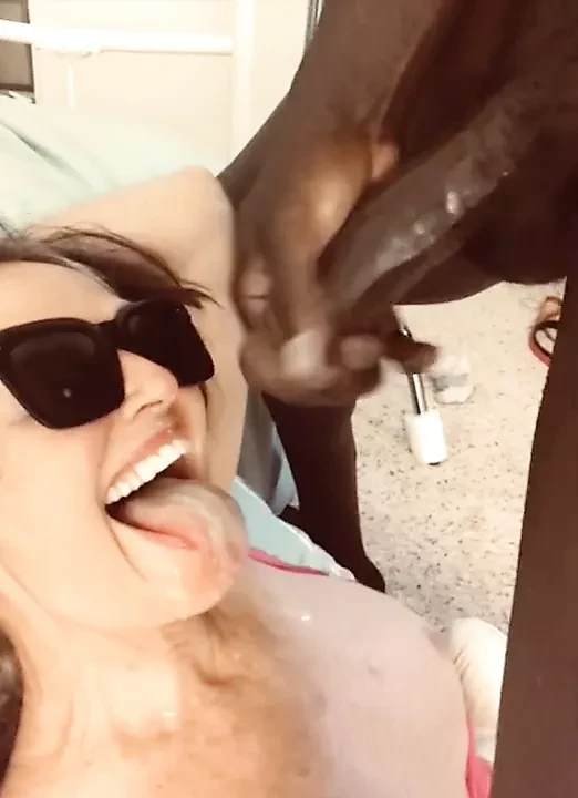 Mature Slut Loves BBC Facial !!