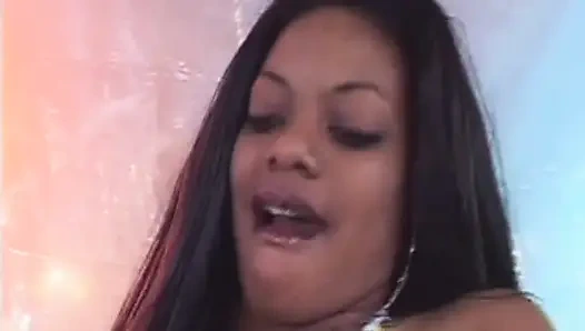 Çarpıcı lezbiyen Fransız kızlar oyuncaklarla dağınık eğleniyor