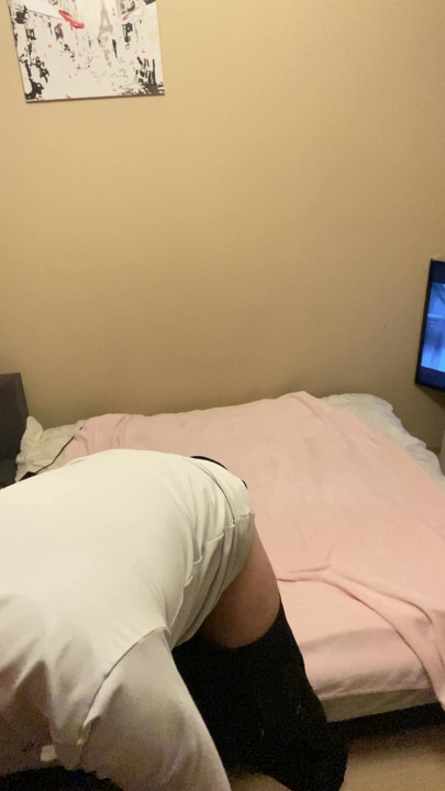 穿着他的白色性感丁字裤 | 短片 1