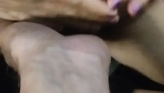 Video rekaman seks huje lagi asik nyepong kontol sambil mainin memek berbulunya