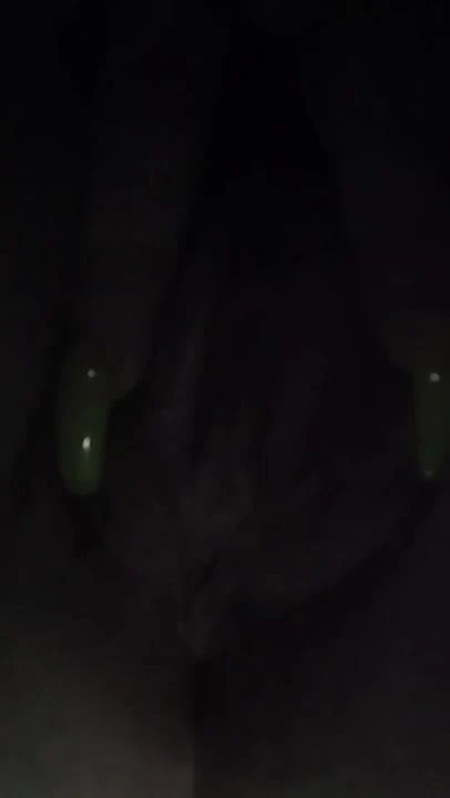 Tara si strofina la fica