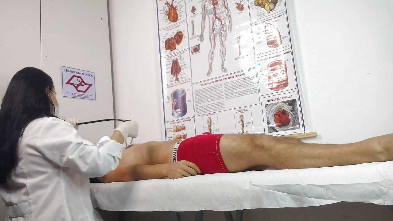 ¡La enfermera tiene su primer paciente con una erección!