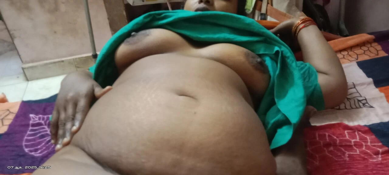मेरी पालक मां ने मुझे फोन किया और कहा, &quot;अगर मैं घर पर अकेली हूं, तो यह मेरी नारीत्व को नष्ट कर देता है।