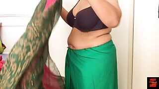 Sexy Indisch meisje dat saree uittrekt tot slipje