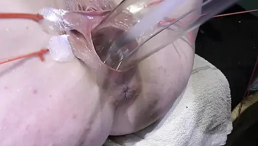 Далеко распространённая киска крупным планом, трахается с лампой на 1000 ватт