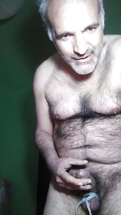 אני קורא לבחורה, בזמן שאני מדבר איתה אני מלטף את הזין שלי כשהכדורים שלי קשורים בתחרה של נעלי הספורט שלי.