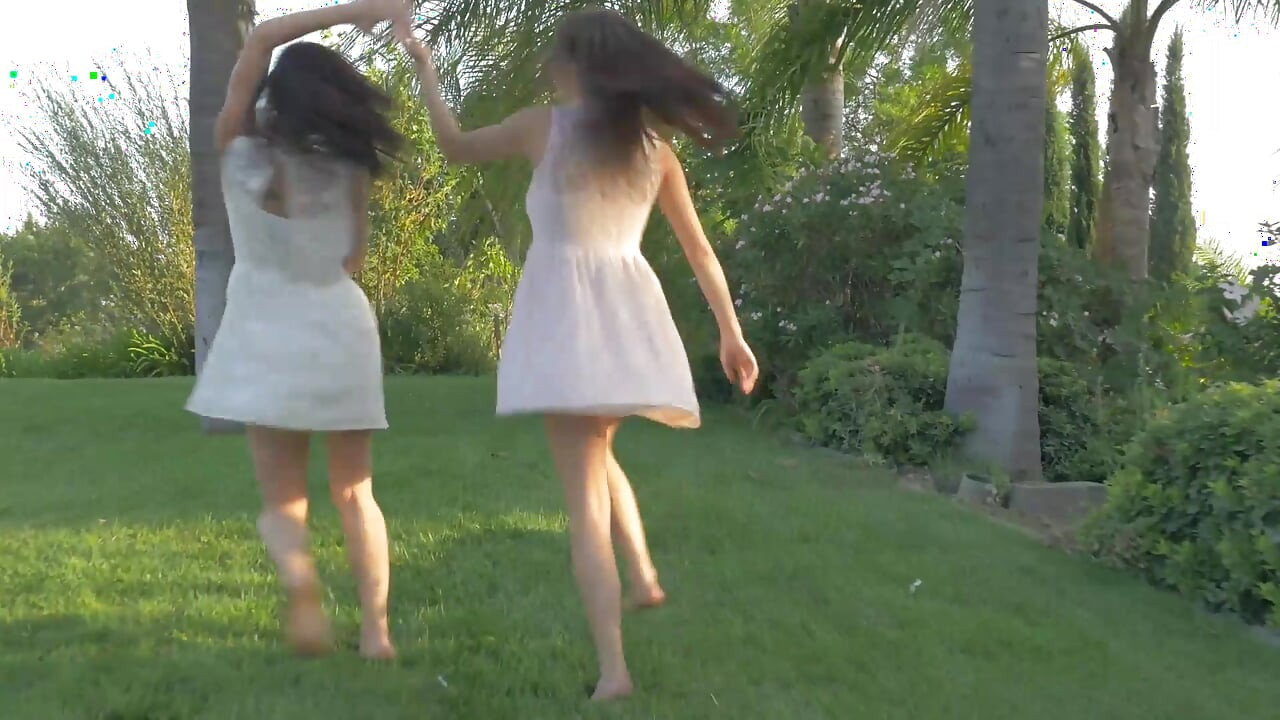 讨厌的可爱年轻女孩喜欢在户外自慰