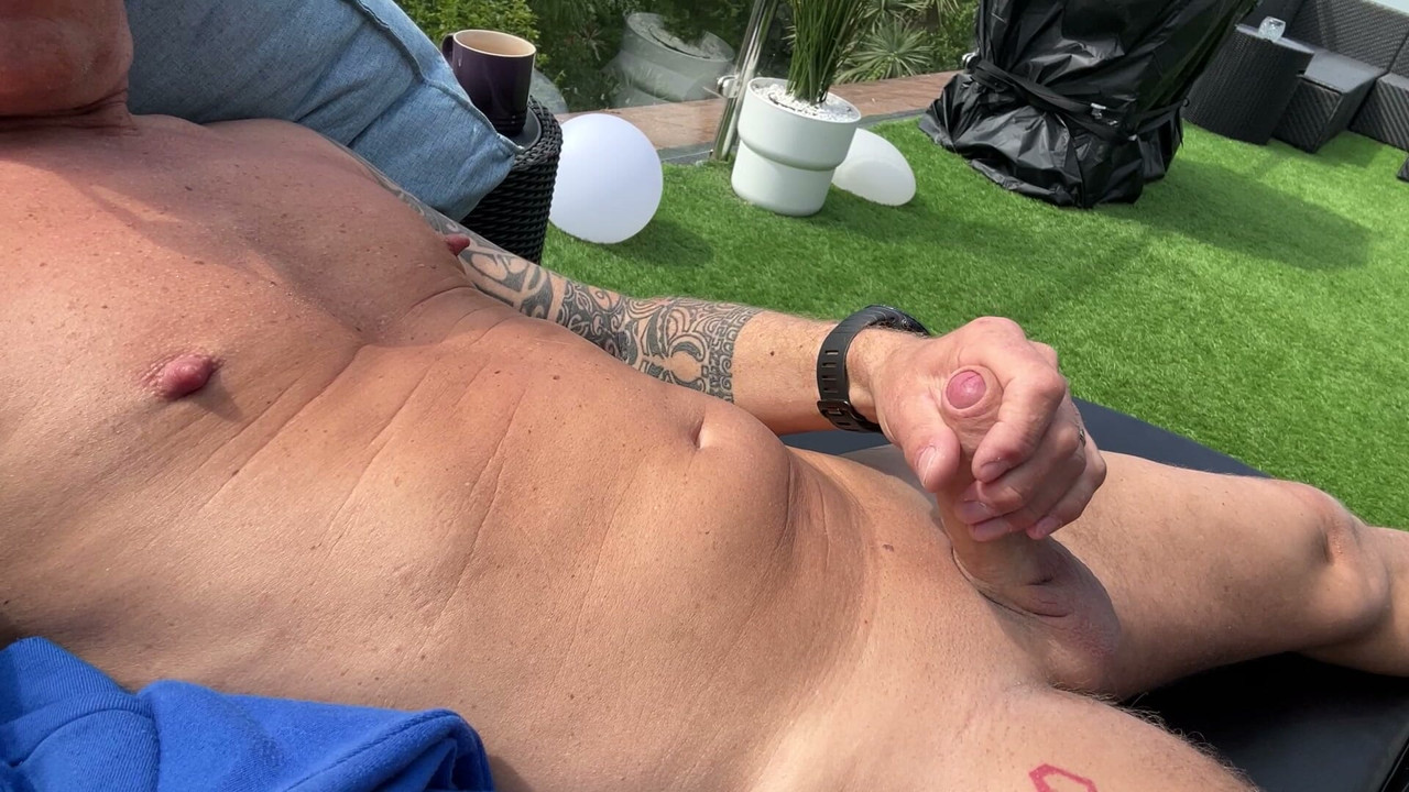 Outdoor jerking off in the sun