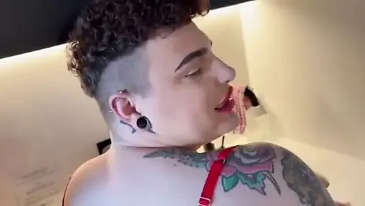 Femboy Ev Işlerini Yaparken Kocası Tarafından Rahatsız Ediliyor