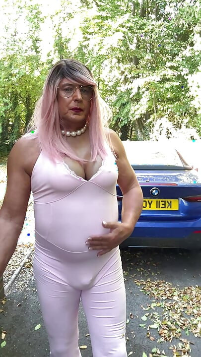 Crossdresser kellycd2022 u ružičastom kombinezonu i štiklama