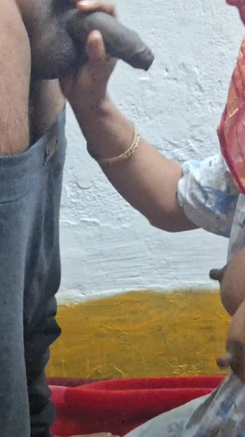 Sluškinja puši kurac mog muža