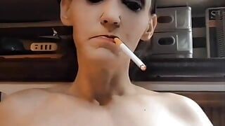 Üstsüz orta yaşlı seksi kadın sigara içiyor