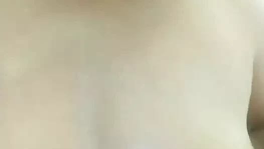 Banyoda mastürbasyon yapıyorum ve neredeyse fışkırtırken yakalanıyorum