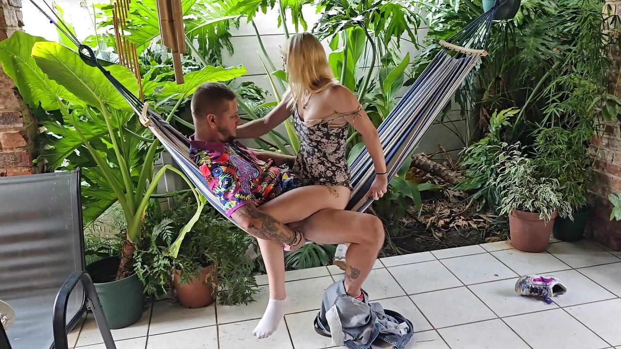 Novia cachonda de vacaciones en Hawaii en la parte superior