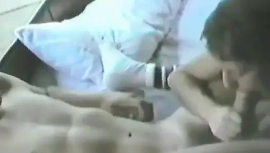 İki adam küçük memeli bir sarışını sırayla alıyor