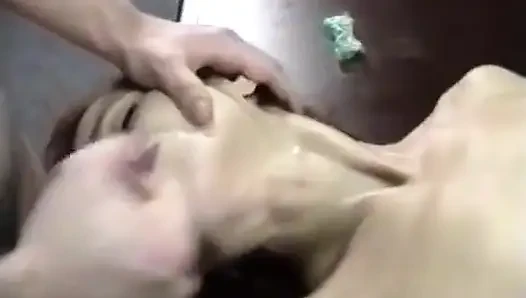 Üçlü grup sekse dönüşen bir bilgisayar sınıfı.