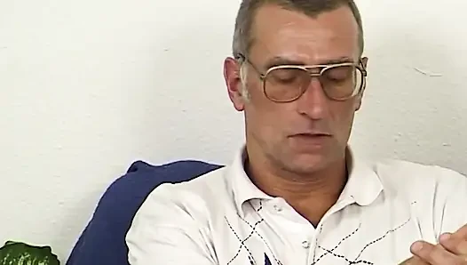 Olgun sarışın derin parmaklamadan önce yarak kafasını çimdikliyor