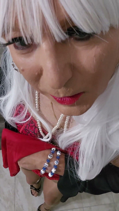 Snow White is looking for her 7 hands | Clip 1