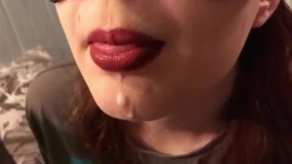 射在她的舌头上