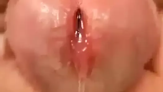 Du sperme au ralenti arrive sur le pénis