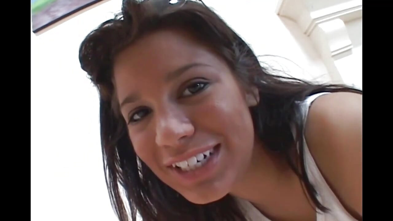 Гаряча молода брюнетка насолоджується величезним чорним членом