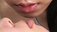 Schöne japanische Mädchen, die mit hellem Spucken küssen