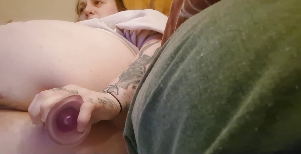 Bambi brinca com sua bunda
