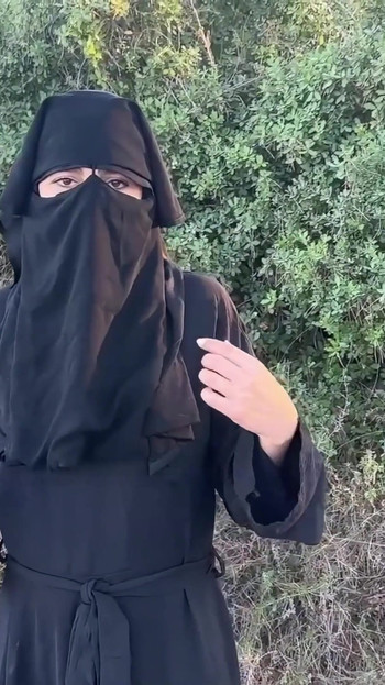 Λιβανέζα γκόμενα με μαντήλα παίζει με το μουνί της στο δάσος και χύνει | Κλιπ 1