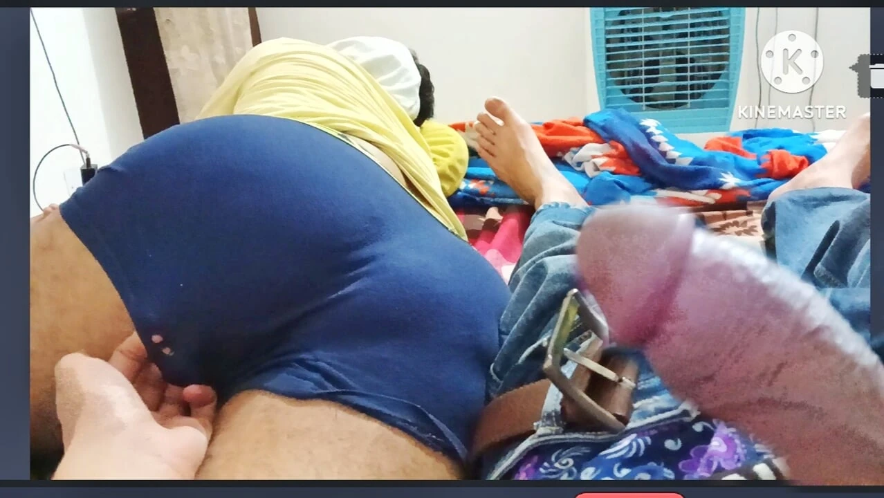 Wow kali pertama menyentuh punggung pantat besar abang tiri saya yang ketat pada tengah malam