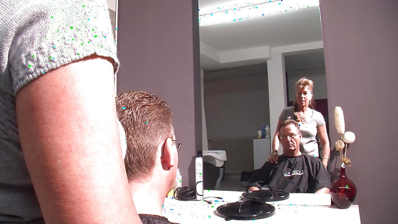 Napalona fryzjerka zostaje podniecana podczas cięcia i ostro rucha swojego klienta