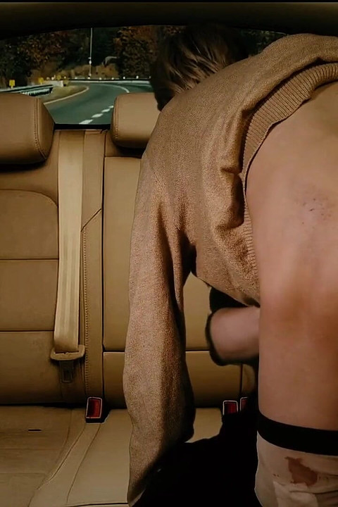 หนุ่มใหญ่โดนเย็ดตูดที่เบาะหลังของรถ