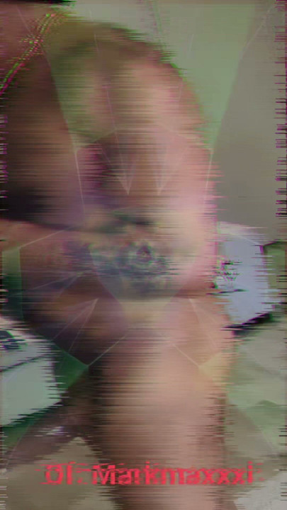 رجل عضلي بزب كبير يصور محتوى