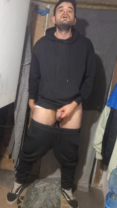 滑冰运动员在废弃建筑中射精