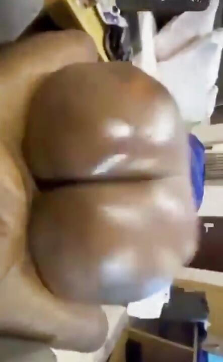 彼のBBCで私の黒い戦利品をバウンスして乗る