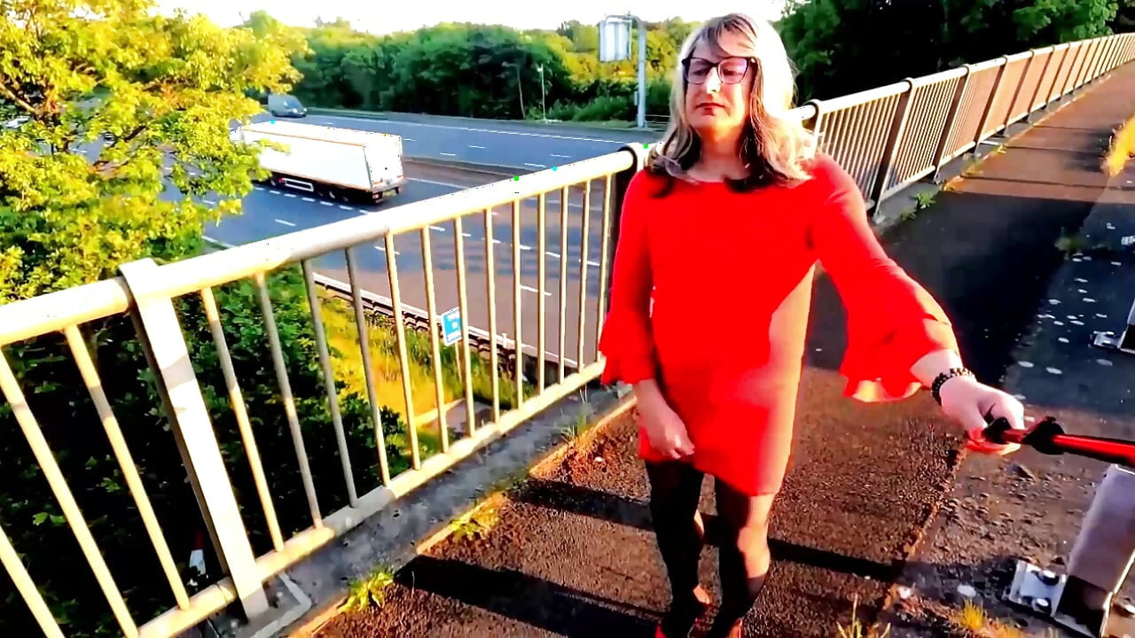 Amatör travesti kellycd2022 güneşte mastürbasyon yapıyor