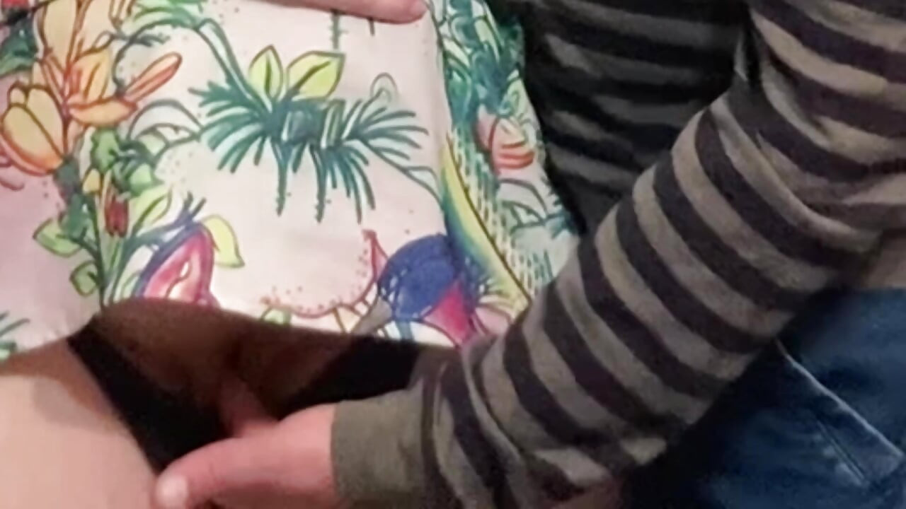 Fata asta m-a lăsat să-i frec pizda în public