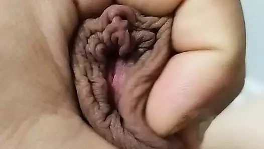 Aşırı yakın çekimde mastürbasyon yapıyor