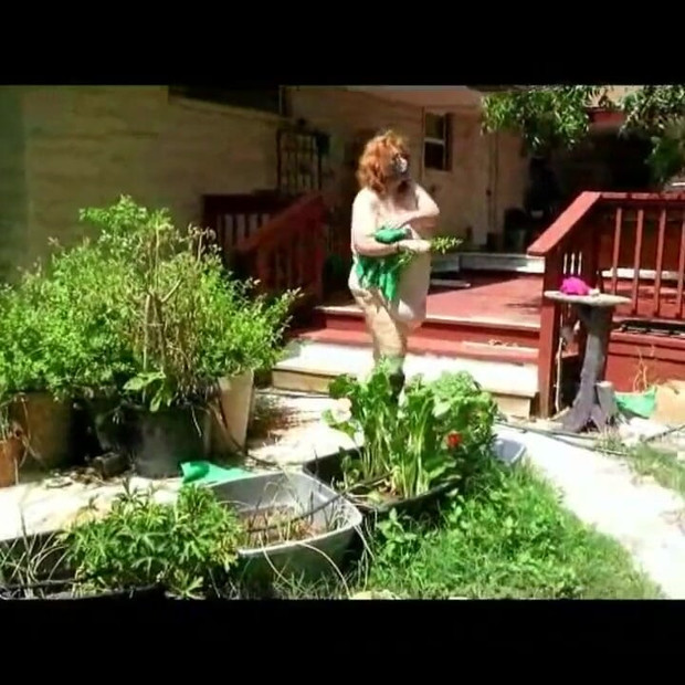 Memakai but perubatan melancap bogel dengan hos air