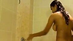 Cô gái singapore malay tắm