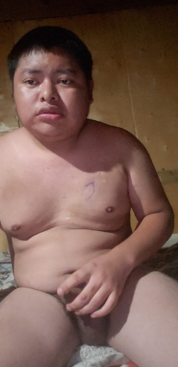 Povlačenje penisa po krevetu