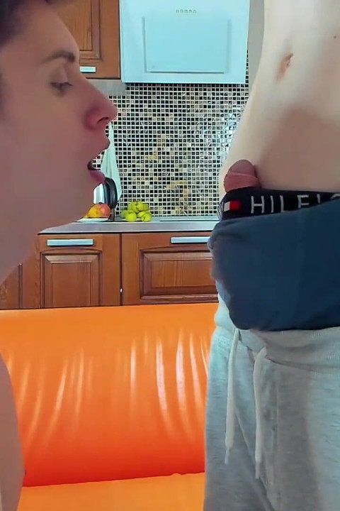 Kawan kacak memberikan saya blowjob mendalam pada kamera