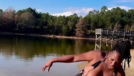 TANTE GIRANG KULIT HITAM TWERKING DI PANTAI DENGAN BAJU RENANG