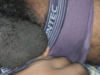Un garçon sri-lankais suce des amis une bite noire non coupée