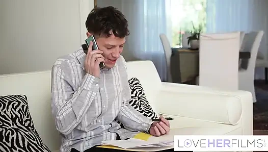 Dövmeli ev sahibası bella blu azgın adam tarafından baştan çıkarılıyor