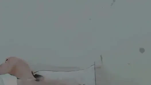 Azgın teyze yatakta amını ovuşturarak kendini kaybediyor