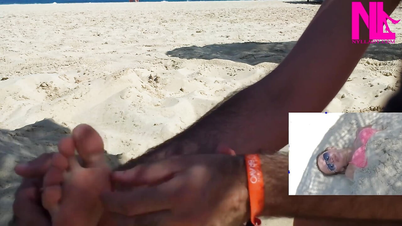 Ich werde am strand auf meinen füßen gekitzelt