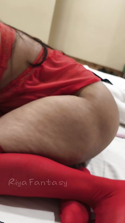 레드 스타킹을 신은 리야가 구강섹스를 하다