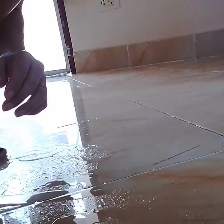 Provocando, mijando longe em pé em preto