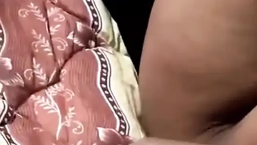 Arap büyük götlü ve memeli sürtük derin yarağın tadını çıkarıyor