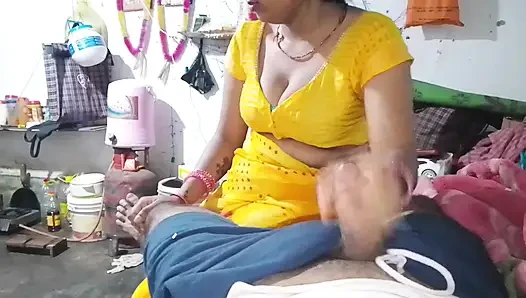 Baldız mutfakta, baldız, elleriyle büyük göğüslerini göstererek kayınbiraderi arazisinin suyunu çıkardı Hintçe ses kaydı.
